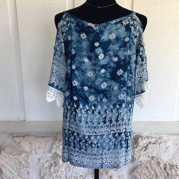 HP🎉Plus size blue floral cold shoulder top - Picture 6 of 7